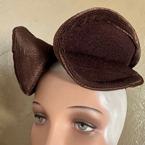 UNIQUE 1930s\' BROWN STRAW & FABRIC TOQUE WITH GROSGRAIN BOWS main image 8